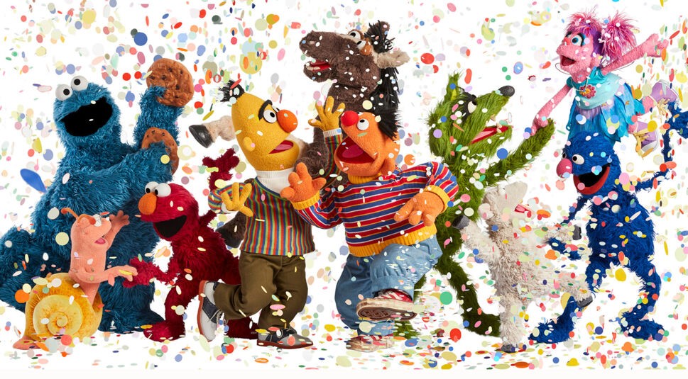 Die Charakter der Sesamstraße stehen vor einem weißen Hintergrund