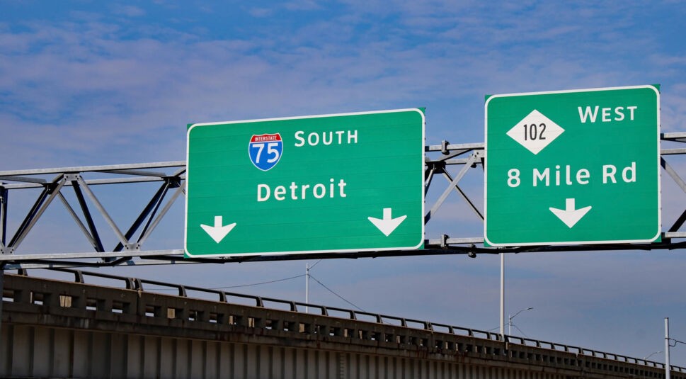 8 Mile als Verkehrsschild in Detroit