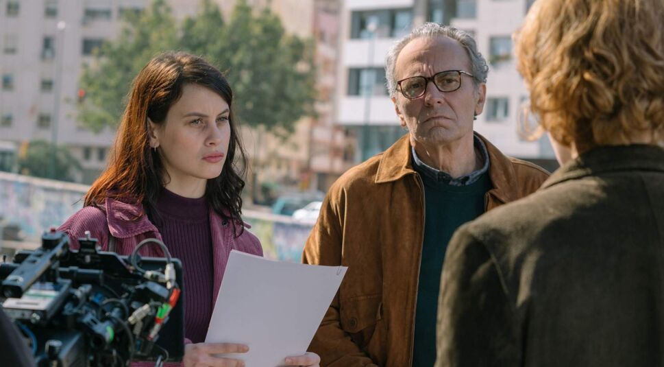 Milena Smit und Jose Coronado in Das Mädchen im Schnee