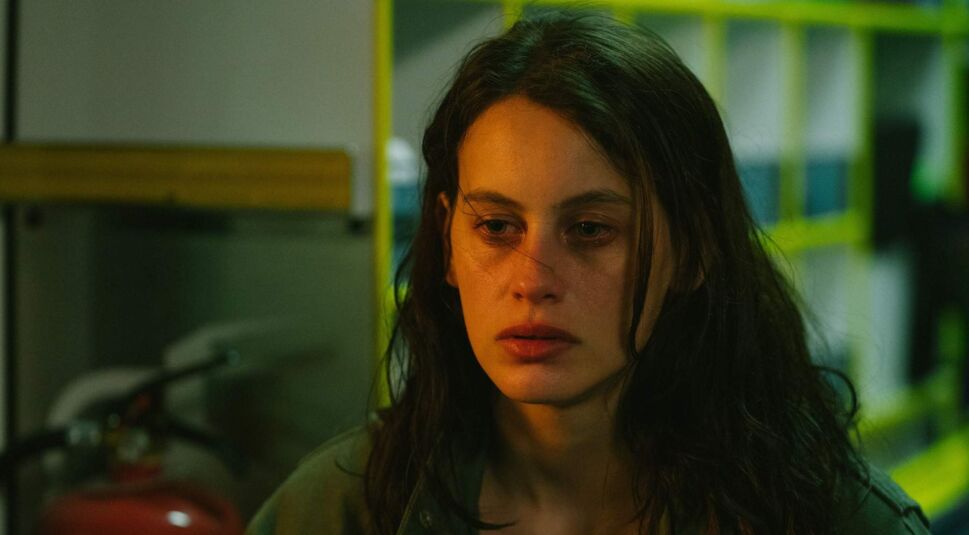 Milena Smit in Das Mädchen im Schnee