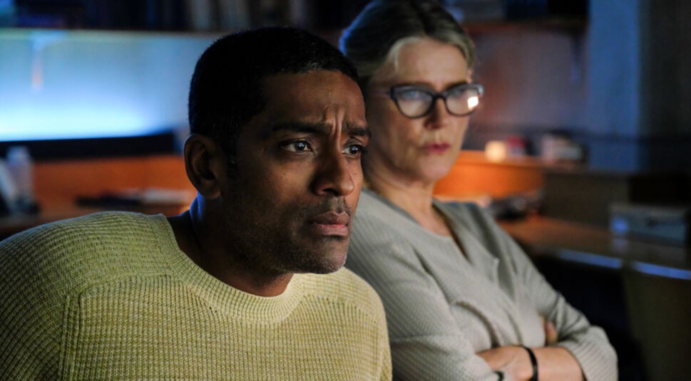 Alexander Karim und Barbara Sukowa in Der Schwarm.