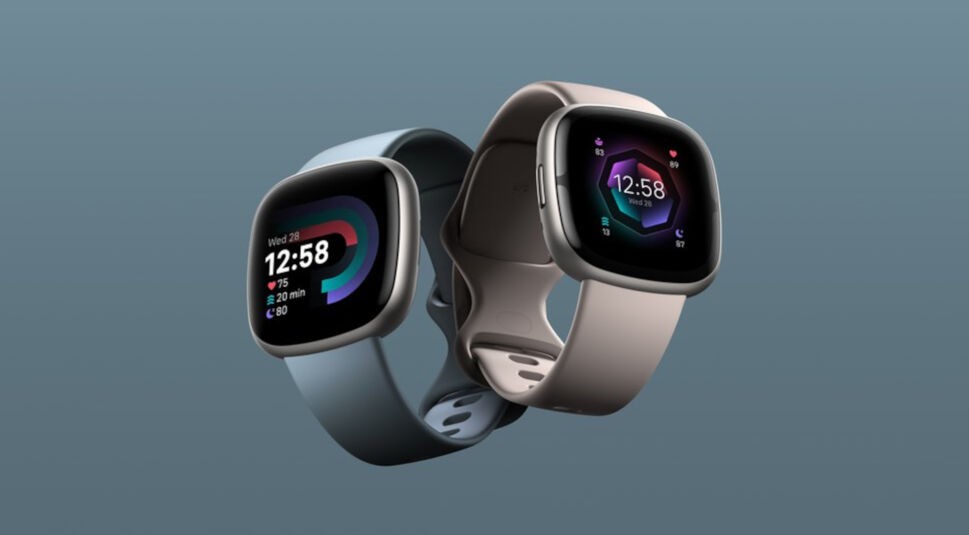 Wearables Fitbit Sense 2 und Versa 4 vor grauem Hintergrund