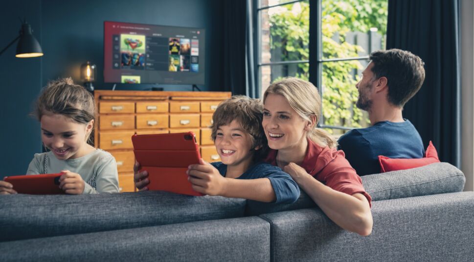 Familie schaut Fernsehen