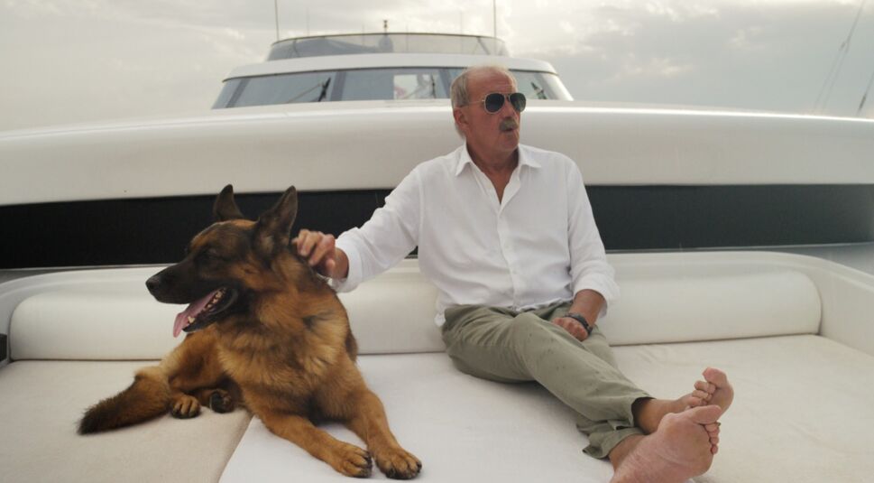 Hund und Herrchen an Deck einer Jacht