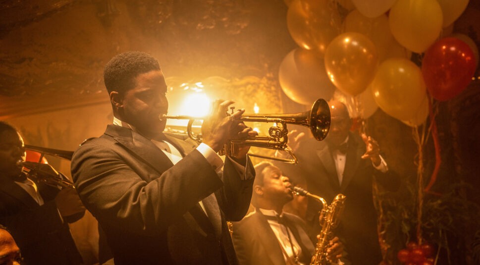 Jazz-Trompeter Sidney Palmer (Jovan Adepo) bei einem Auftritt in Babylon - Rausch der Ekstase