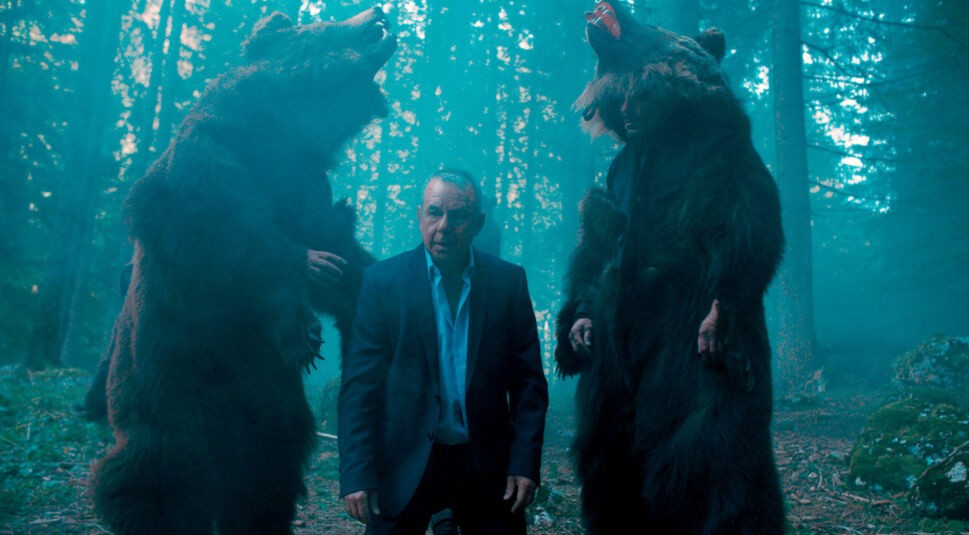 Hans Schüssler (Joachim Król) wird in einem Wald von zwei maskierten Gangstern bewacht