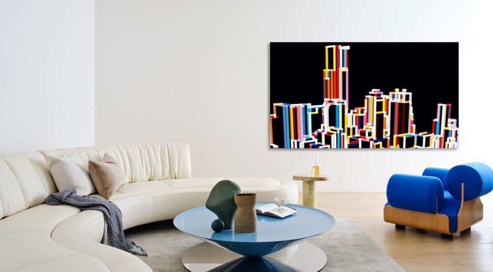 In einem Wohnzimmer hängt ein Modell der Samsung Micro LED-Reihe