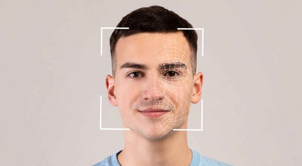 Emotionen von einem Mann werden von einer KI gelesen