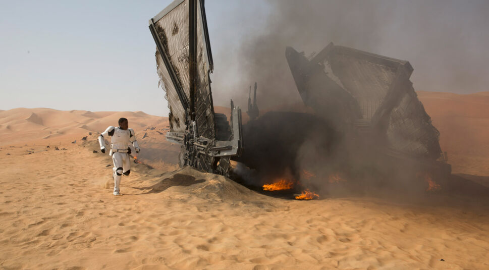 Ein Raumschiff ist auf dem Wüstenplanet Jakku verunglückt