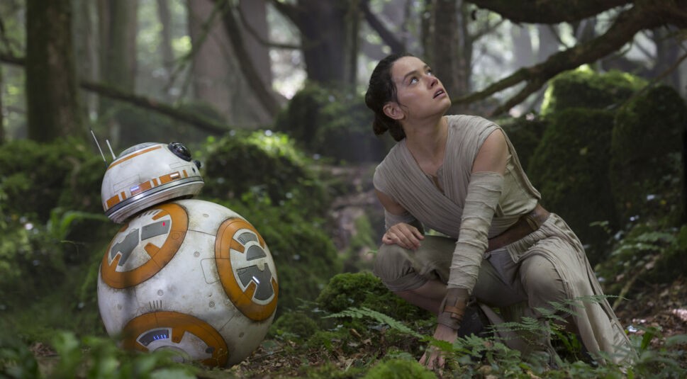 Rey (Daisy Ridley) mit dem BB-8