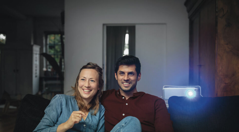 Pärchen sitzt vor einem Beamer