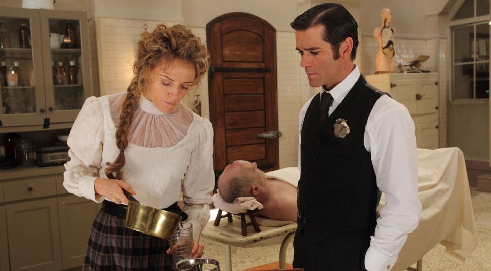 Detective William Murdoch (Yannick Bisson) und Dr. Julia Ogden (Helene Joy) obduzieren einen Leichnam