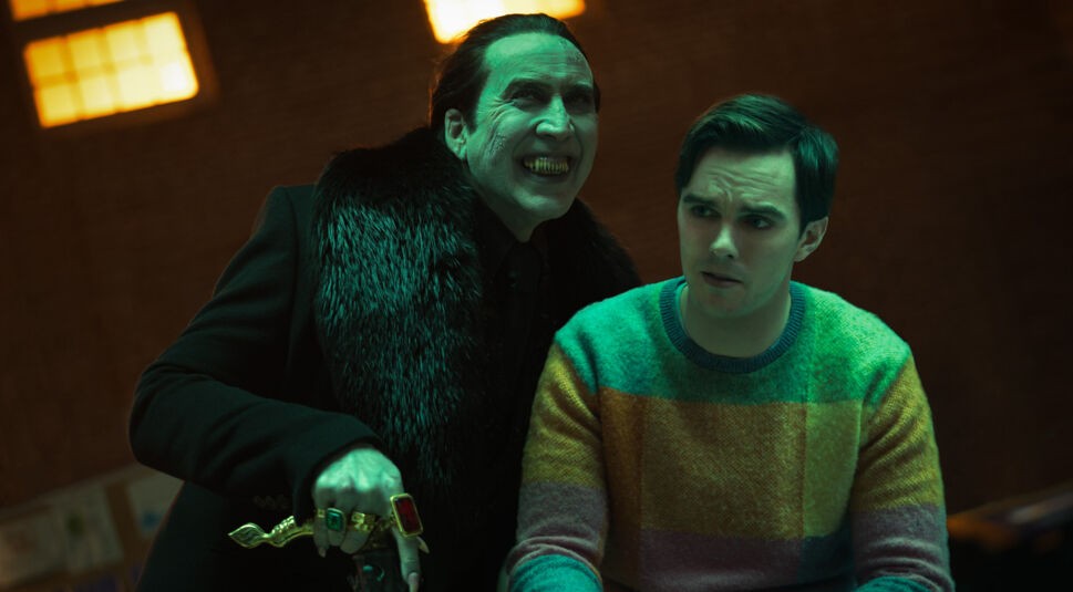 Dracula (Nicolas Cage) steht hinter Renfield (Nicholas Hoult)