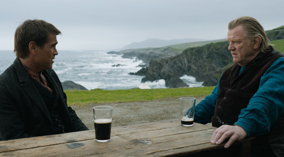 Colin Farrell und Brendan Gleeson im Film The Banshees of Inisherin sitzen und trinken Guinness