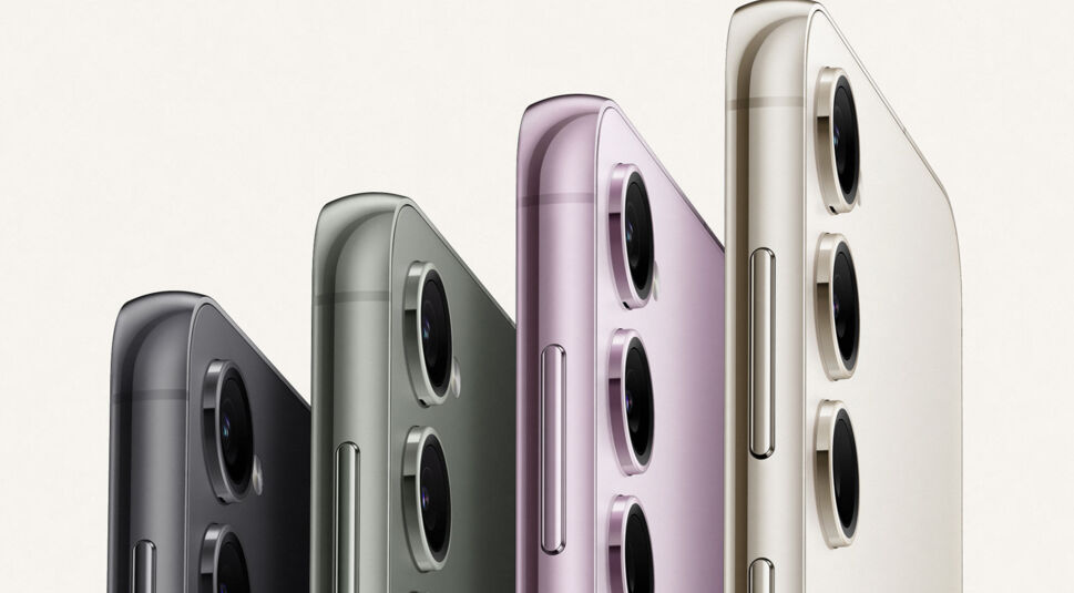 Smartphone Galaxy S23 in vier Farben nebeneinander schräg aufsteigend angeordnet