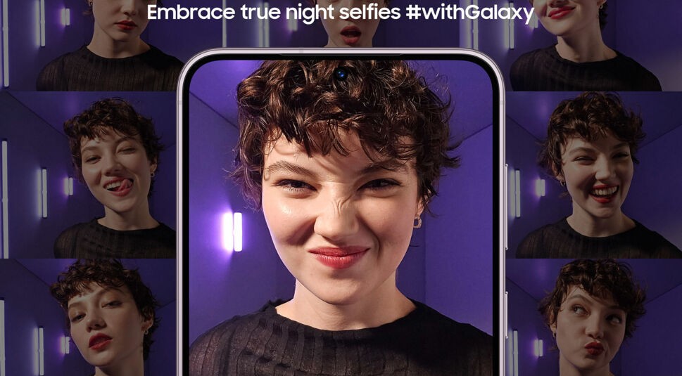 Galaxy S23 mit einem lachenden Frauengesicht auf dem Display bei dunklem Hintergrund