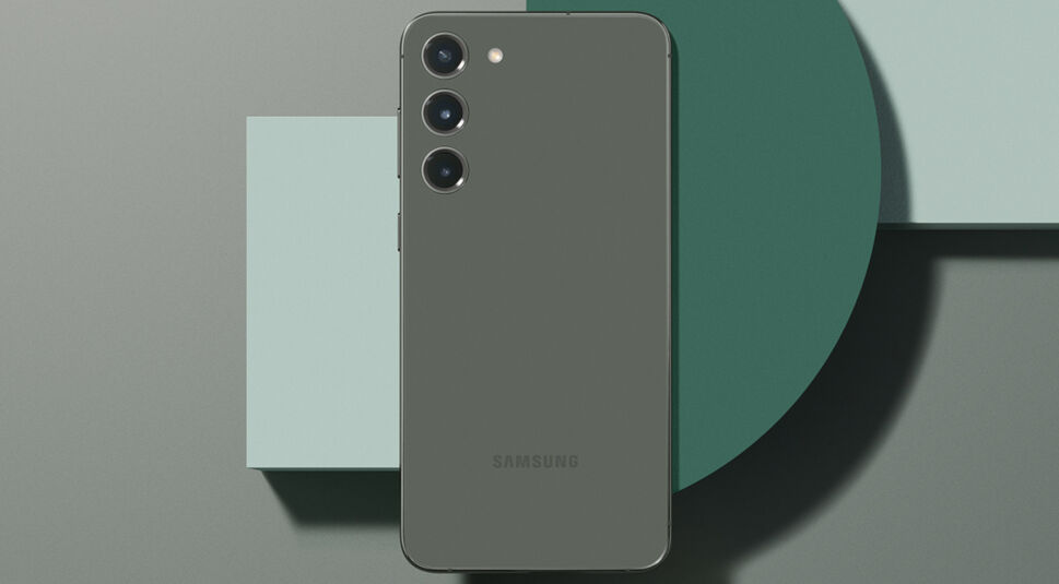 Smartphone Galaxy S23+ in Grün von hinten vor grauem Hintergrund