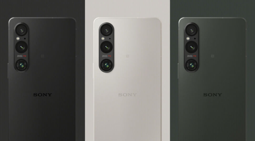 Drei Exemplare des Smartphones Sony Xperia 1 V nebeneinander in drei Farben