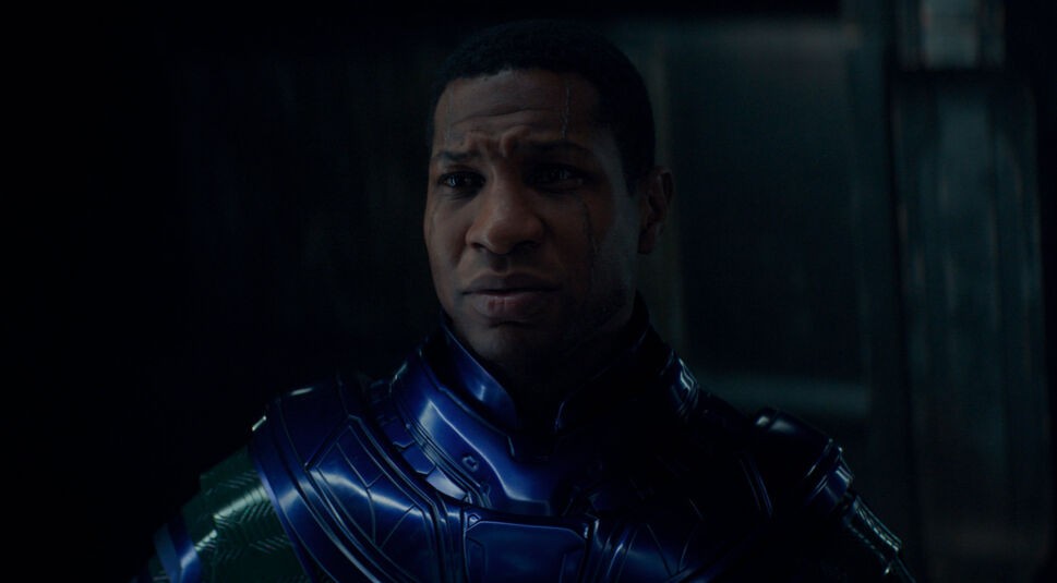 Jonathan Majors schaut kritisch