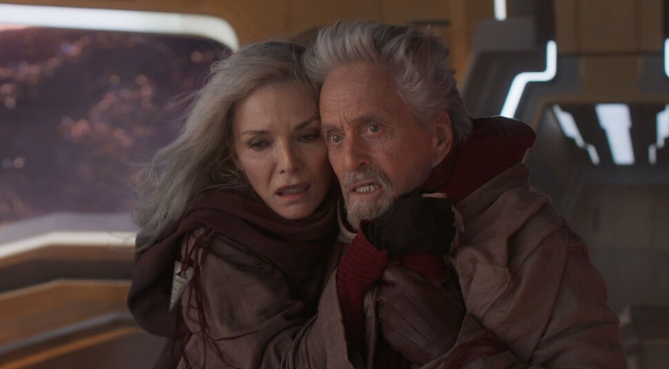 Michelle Pfeiffer und Michael Douglas halten sich im Arm im neuen Ant-Man-Film