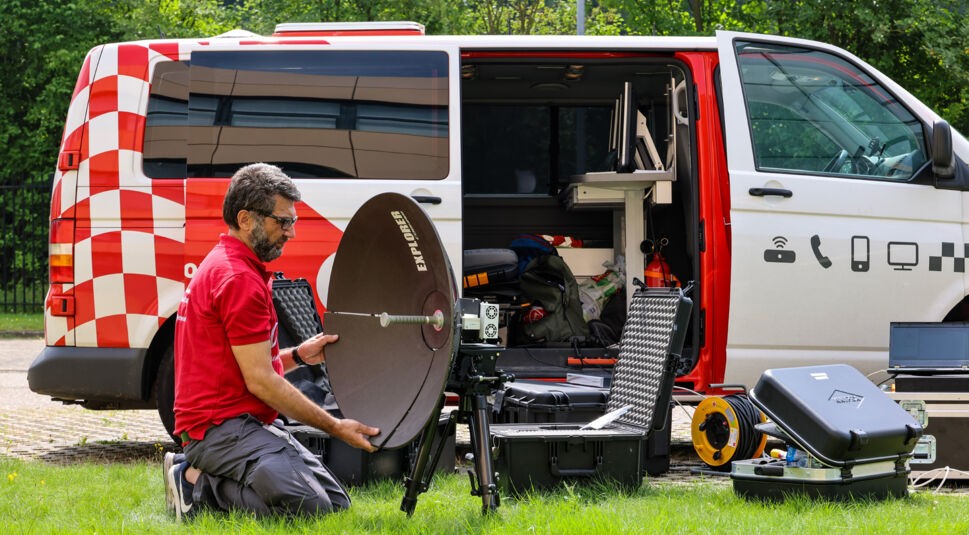 Ein Techniker baut im Ahrtal eine mobile Mobilfunkantenne auf 