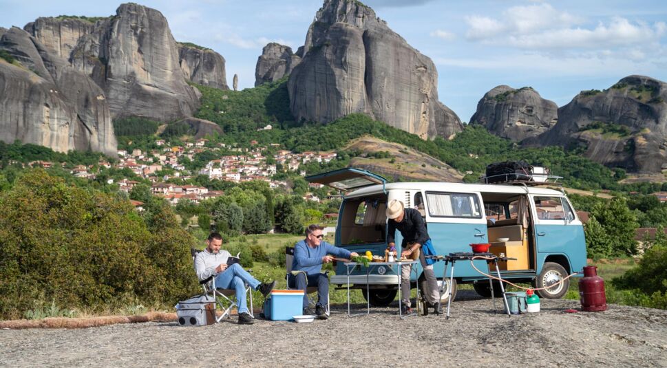 Camping und Kochen vor mediterraner Kulisse