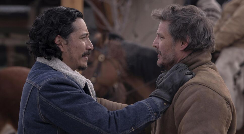 Tommy und Joel nehmen sich in den Arm