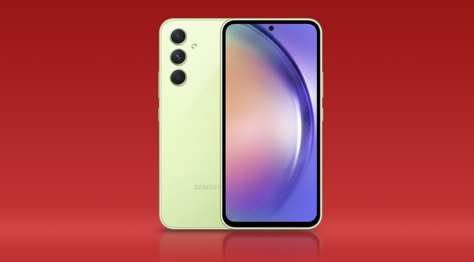 Samsung-Handy Galaxy A54 5G in Grün vor rotem Hintergrund