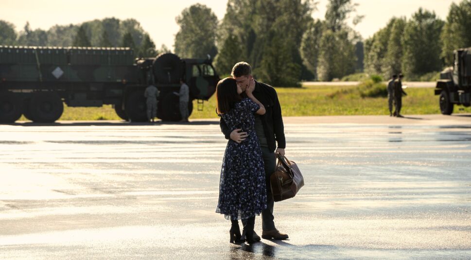 Kussszene auf einem Rollfeld