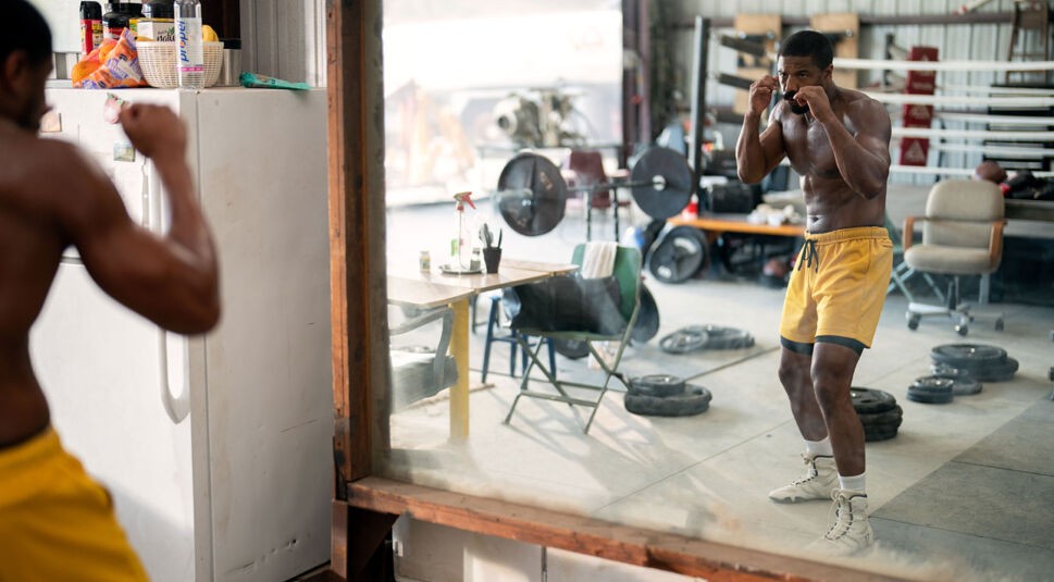 adonis creed trainiert vor dem spiegel