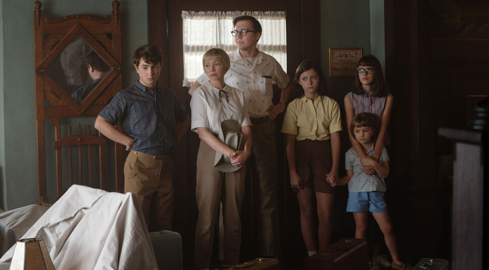 die ganze fabelman familie im neuen haus