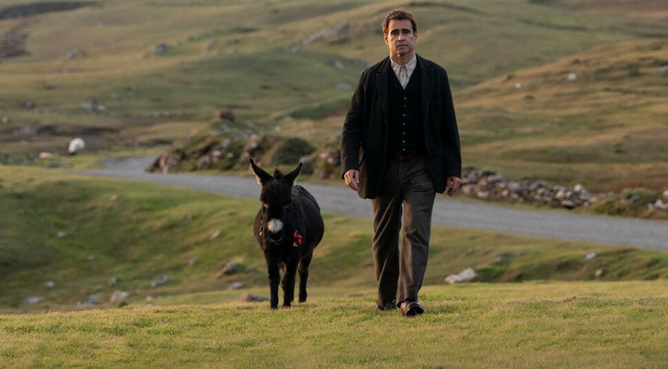 Pádraic Súilleabháin (Colin Farrell) läuft neben einem Esel über eine Grünfläche