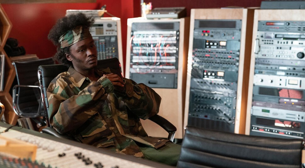 Ein Mitglied des Wu-Tang Clan sitzt im Tonstudio vor einem Mischpult