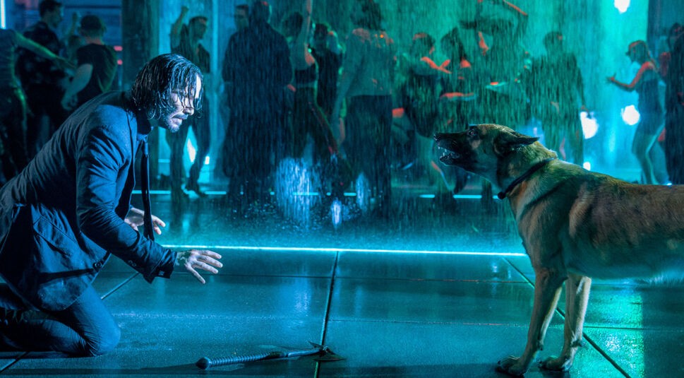 john wick in einem club in berlin