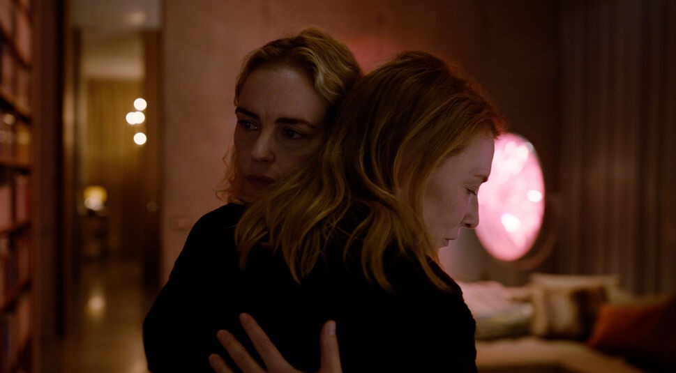 Lydia Tár (Cate Blanchett) und Sharon Goodnow (Nina Hoss) nehmen sich in den Arm.