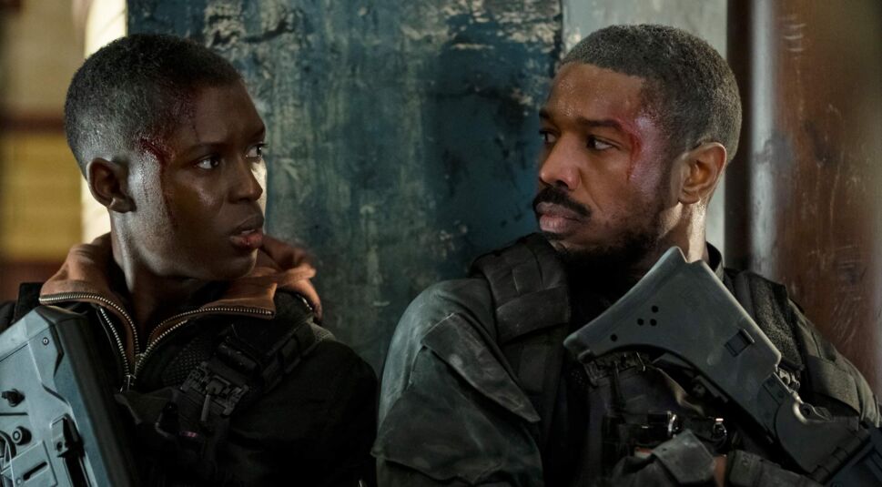 John Kelly (Michael B. Jordan) und Karen Greer (Jodie Turner-Smith) schauen sich in die Augen