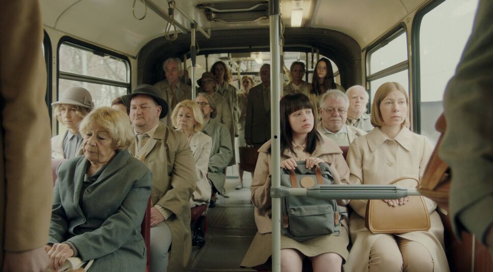 Busfahrt von Haupt-und Nebenfiguren.