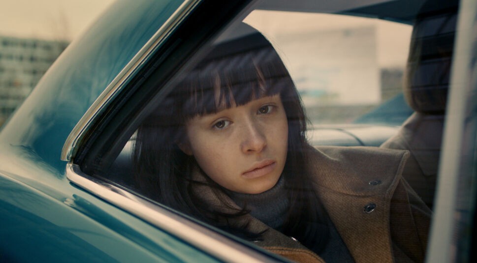 Paula aus The Ordinaries sitzt am Autofenster