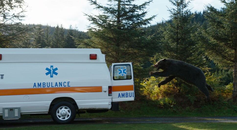 cocaine bear verfolgt krankenwagen