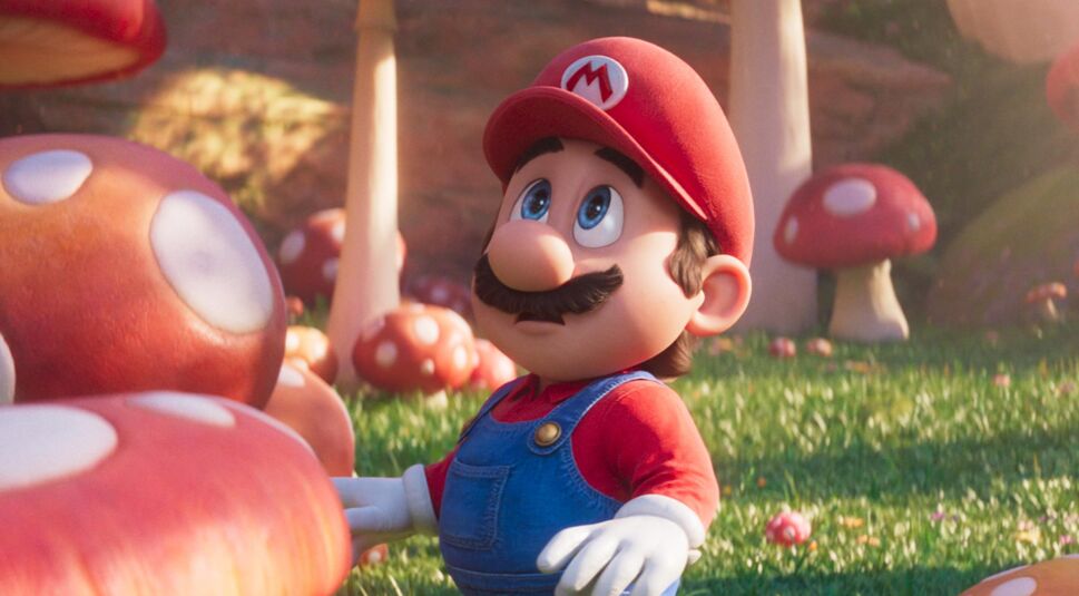 Mario schaut nach oben und im HIntergrund sind Fliegenpilze zu sehen