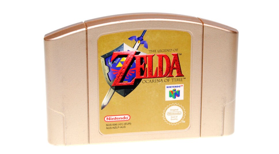 Auf dem Bild ist die goldene Nintendo-64-Cartridge von The Legend of Zelda: Ocarina of Time zu sehen. Das ikonische Zelda-Logo mit Schwert und Schild steht im Mittelpunkt des Etiketts. Dieses legendäre Spiel ist bekannt für seine zahlreichen Easter Eggs in Games, die bis heute von Fans entdeckt und gefeiert werden.