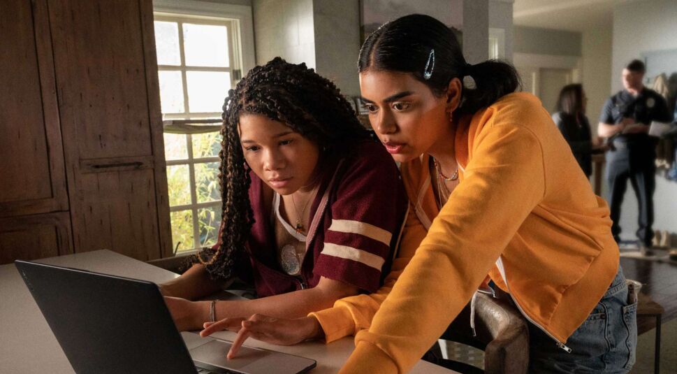 June (Storm Reid) und Heather (Amy Landecker) schauen im Film Missing auf einen PC