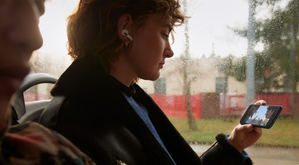 Frau hält iPhone SE 2022 in der Hand