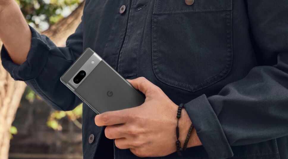 Mann hält das Pixel 7a in der Hand