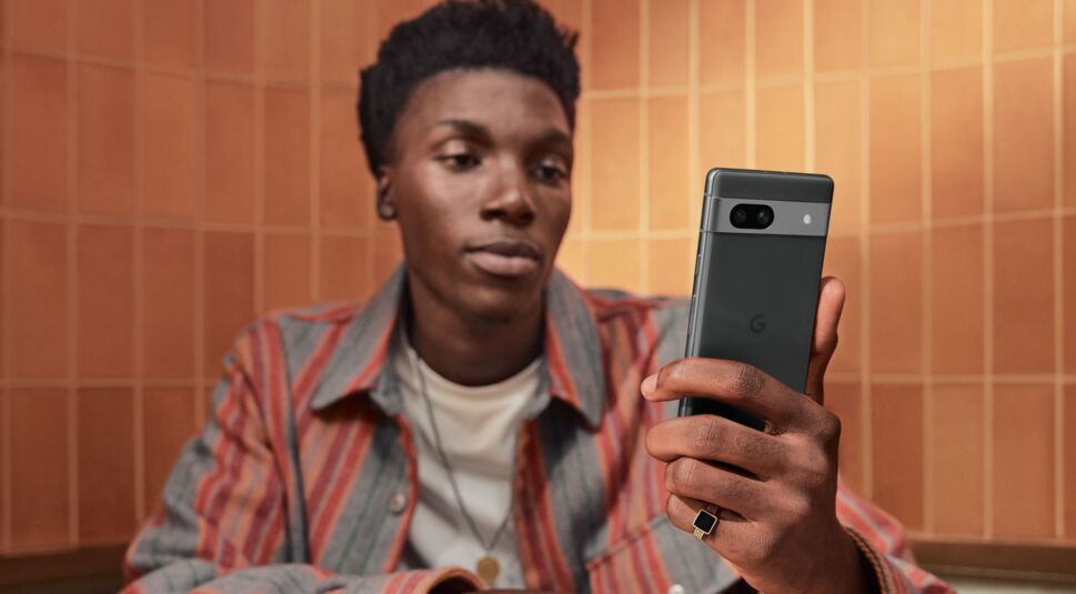 Mann schaut auf Pixel 7a