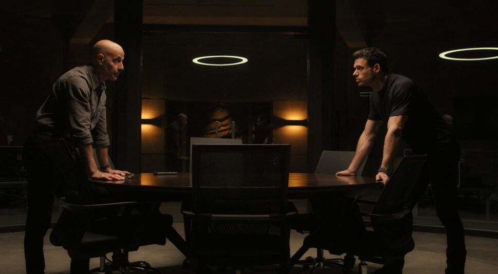 Zwei Männer ein einem dunklen Raum