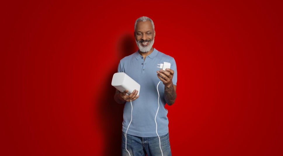 Ein Mann hält den GigaCube zum Vergleich 4G oder 5G in der Hand