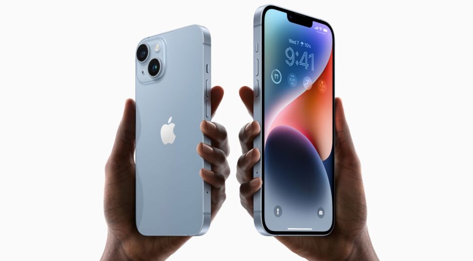 Hand hält das iPhone 14 und iPhone 14 Plus