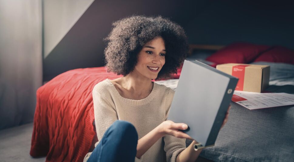 Frau schaut sich Kabelrouter genauer an