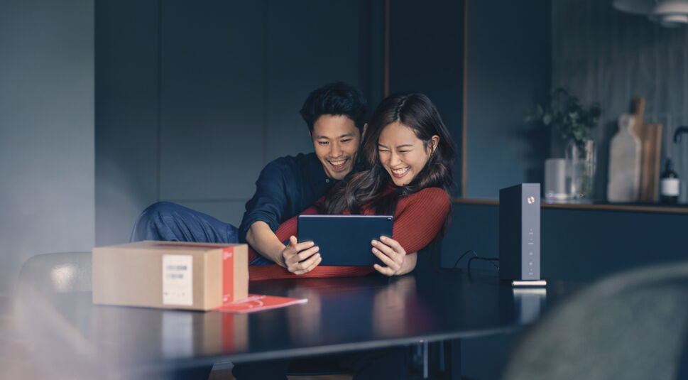 Pärchen schaut auf einem Tablet nach Kabel Tarifen von Vodafone